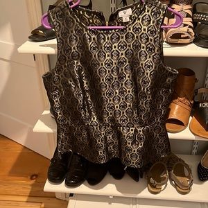 Worthington gold with blue and black sleeveless top